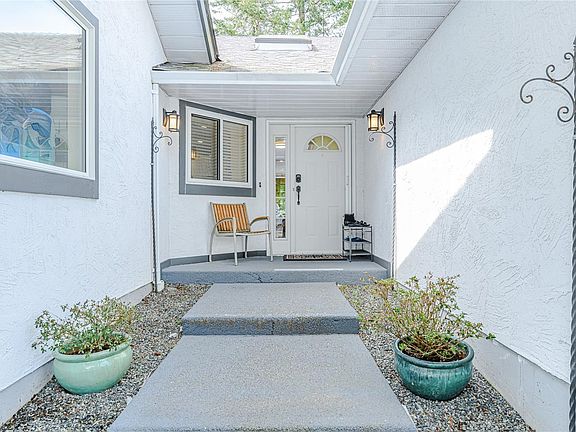 4th image of 3556 Arbutus Dr S