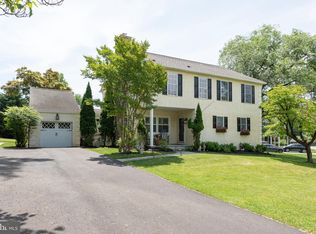 28 Robins Ln, Berwyn, PA 19312