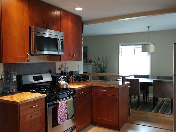 4th image of 1031 E Austin Ave