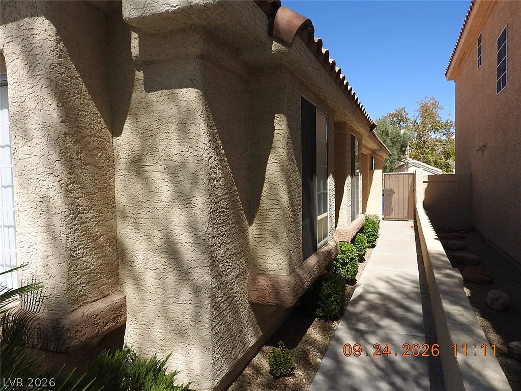 3 bed, 2.0 bath, 1493 sqft, $2,075 — Photo 3