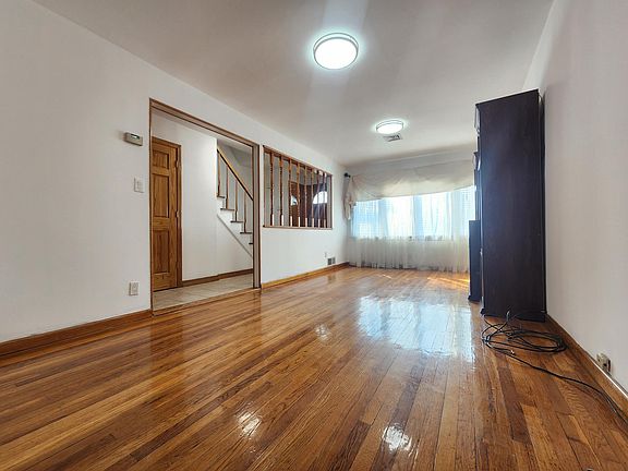 3rd image of 2341 Whitestone Expy