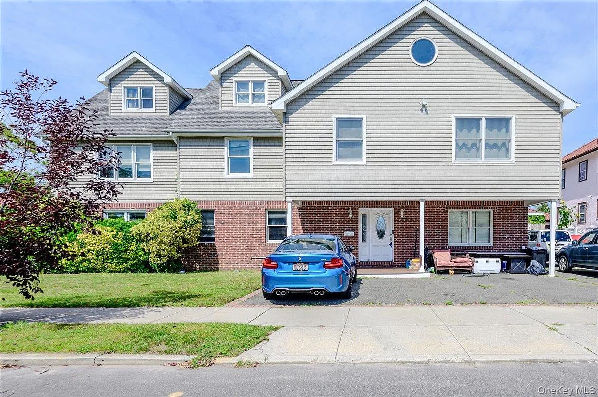 2 bed, 1.0 bath, 2700 sqft, $3,200 — Photo 1