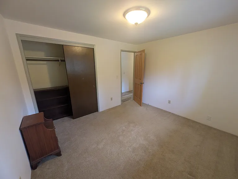 2421 Hastings Ave W — Photo 9