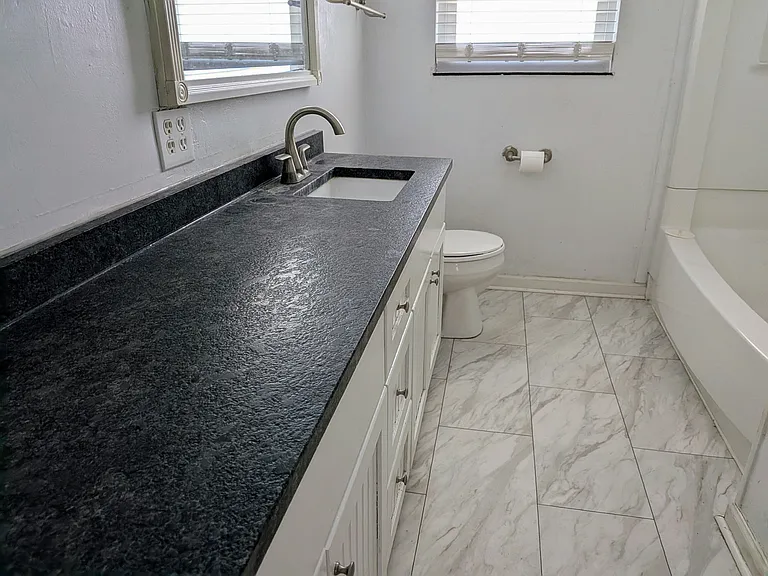 543 Woodbury Ave — Photo 12