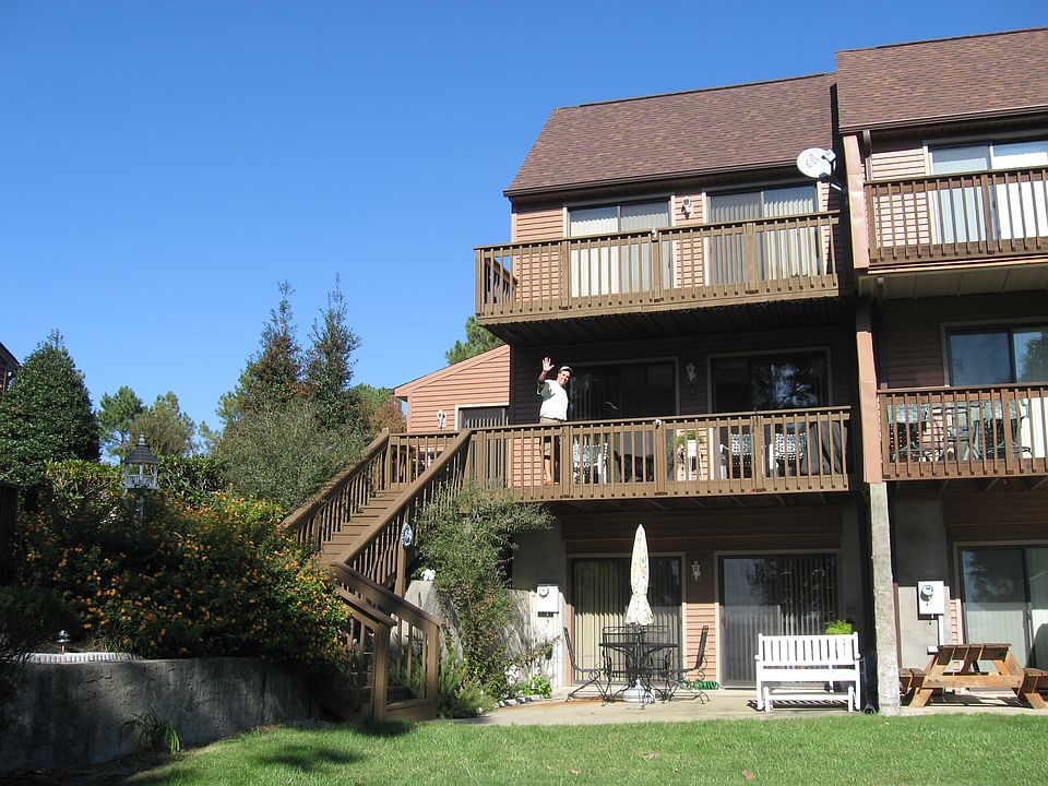 Lakeside w/ patio & 2 decks