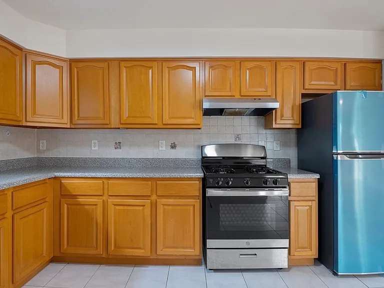 31-33 Chester Ave #2 — Photo 4