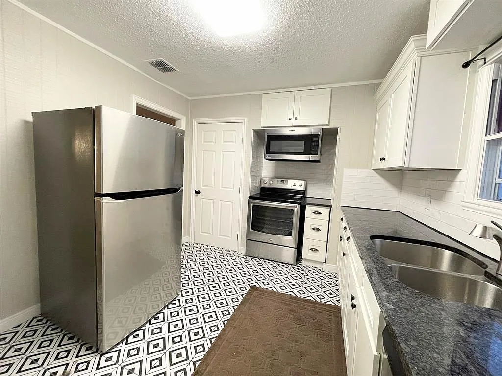 3 bed, 1184 sqft, $2,195 — Photo 4