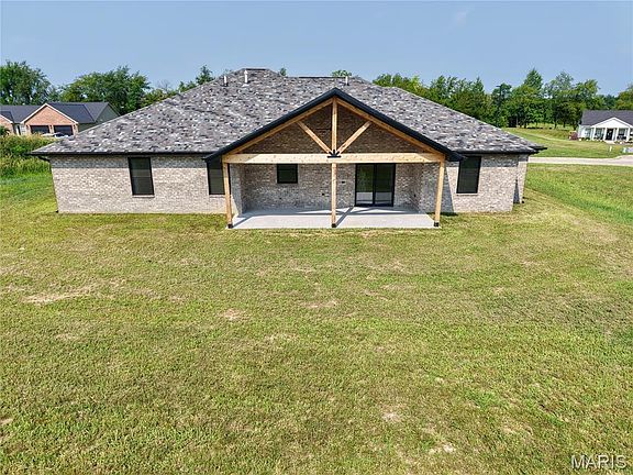 3rd image of 360 Honeysuckle Dr