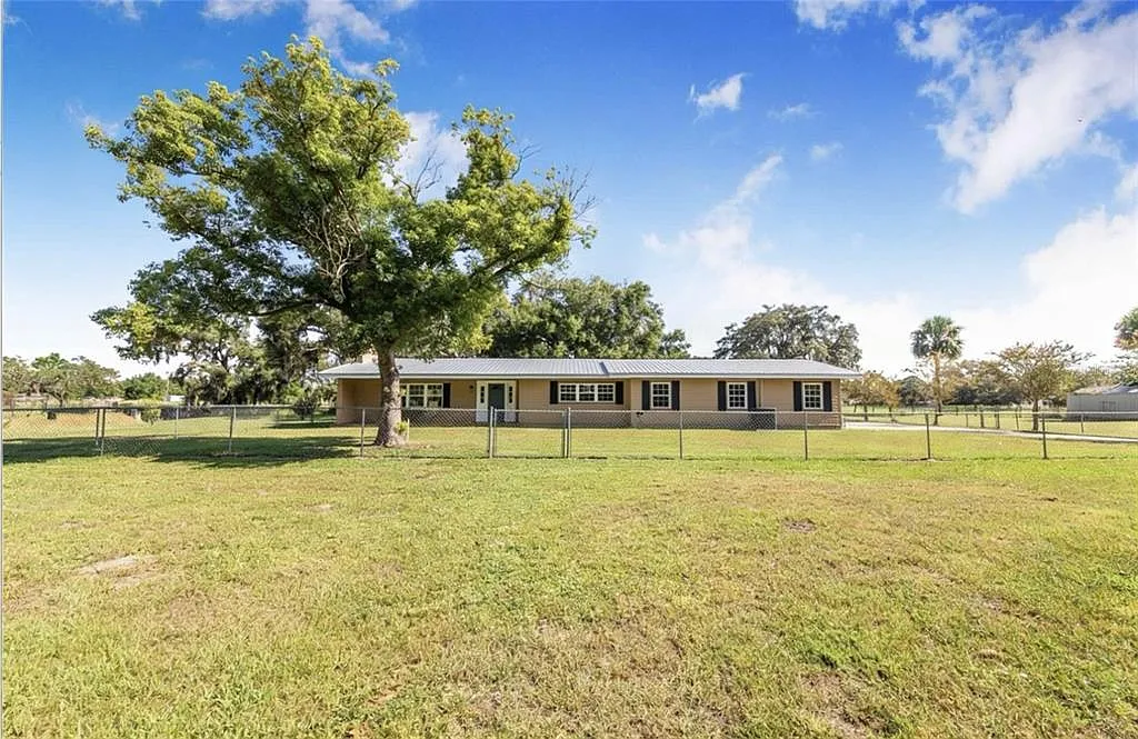 3 bed, 2.0 bath, 2403 sqft, $3,000 — Photo 1