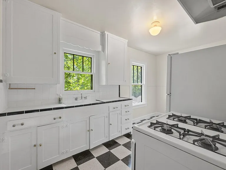 107 E Gibson St — Photo 8