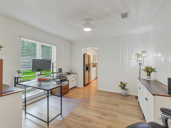 5th image of 2219 Laurel Hill Dr