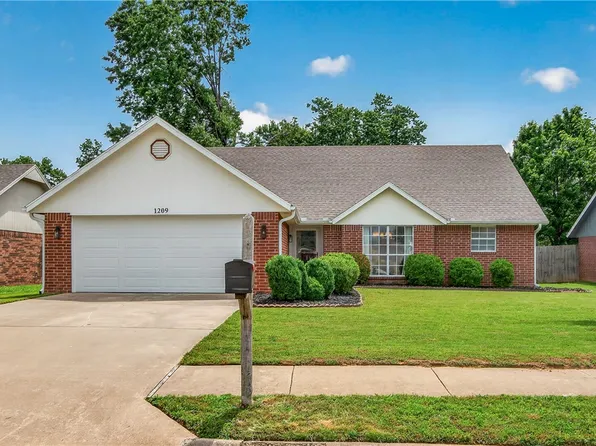 1209 N 34th St, Rogers, AR 72756