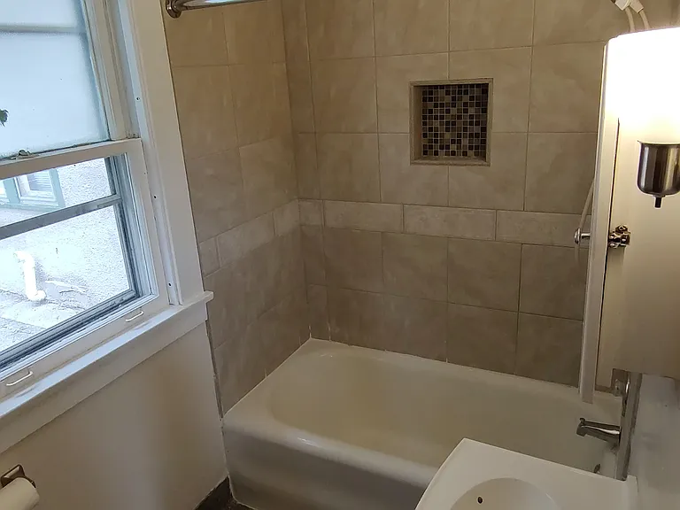 35 Calhoun St #D — Photo 4