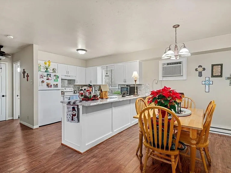 403 E Main St #F — Photo 9