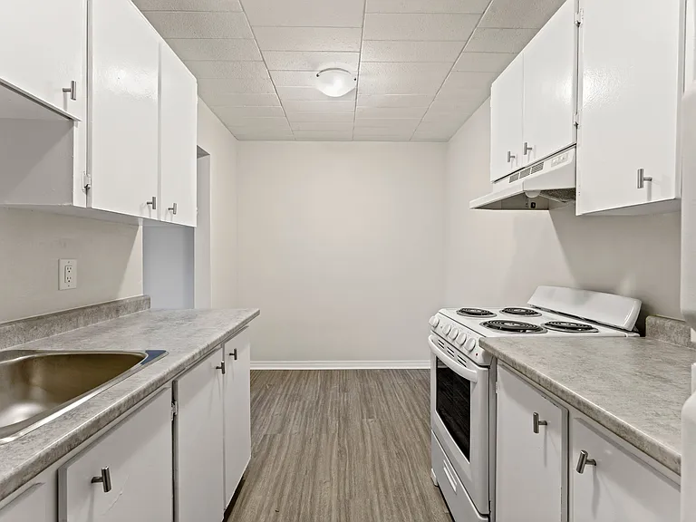 3590 Peter St — Photo 10