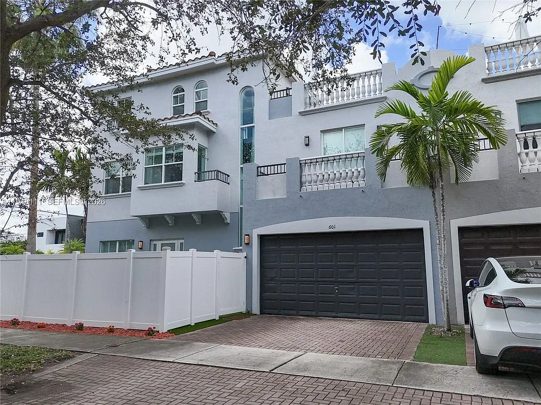 Building Photo - 601 NE 11th St #HOUSE