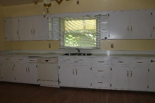 5th image of 820 Painter St
