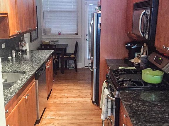 2nd image of 624 W Roscoe St 2d-floor 2