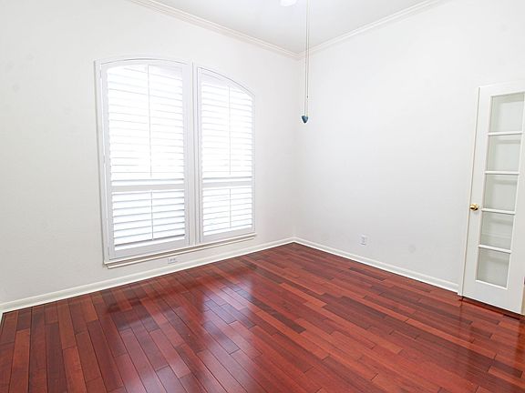 4th image of 121 Antler Cir