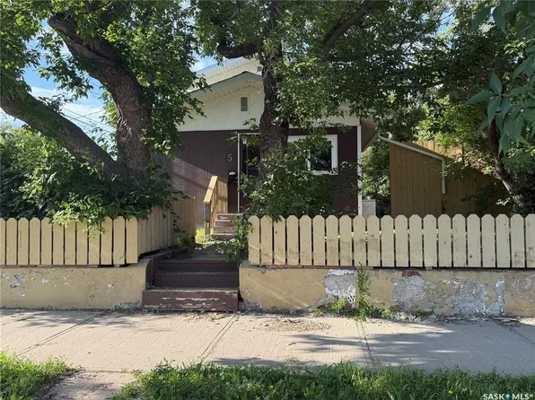 25 Home STREET W, Moose Jaw, SK S6H 4X2