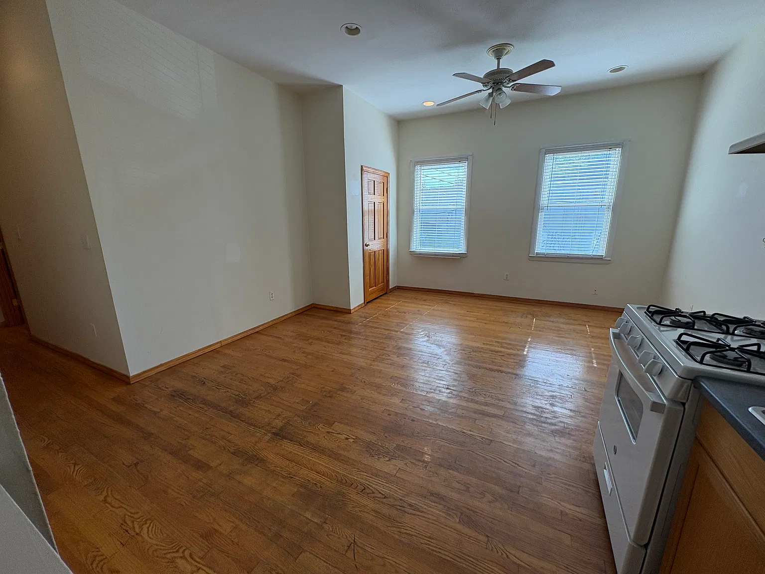 2 bed, 750 sqft, $2,700 — Photo 2