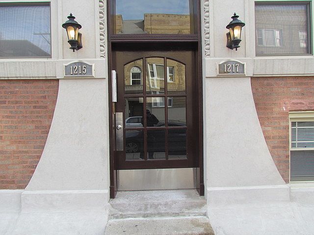 1st image of 1217 W Sunnyside Ave #G