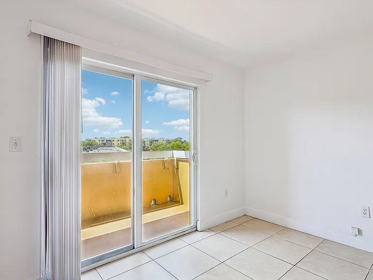 The Oaks Condominium — Photo 40