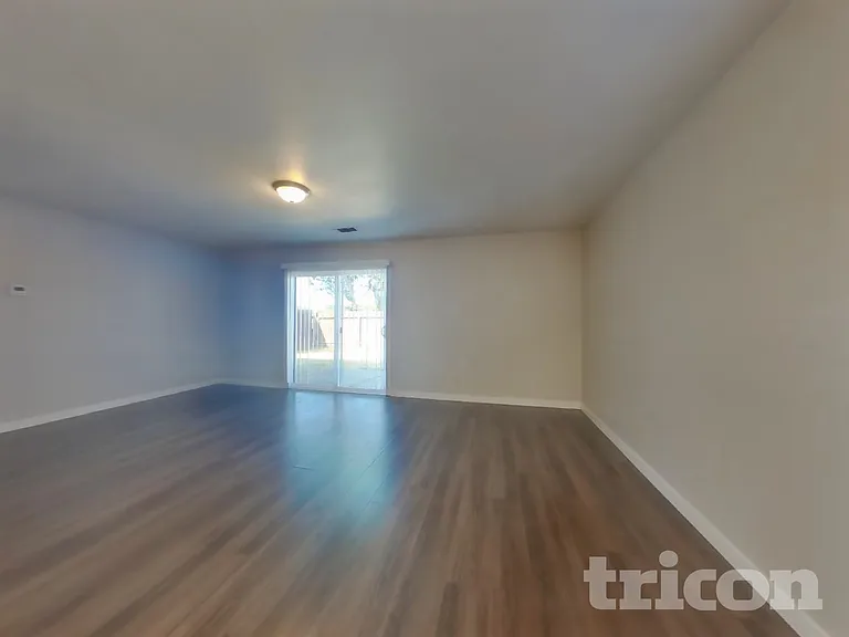 1630 E Lake Ct — Photo 2