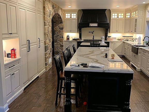 Kitchen - 11 ft Island