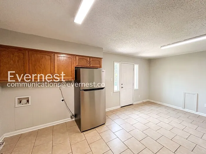 2372 Ashland Dr — Photo 3