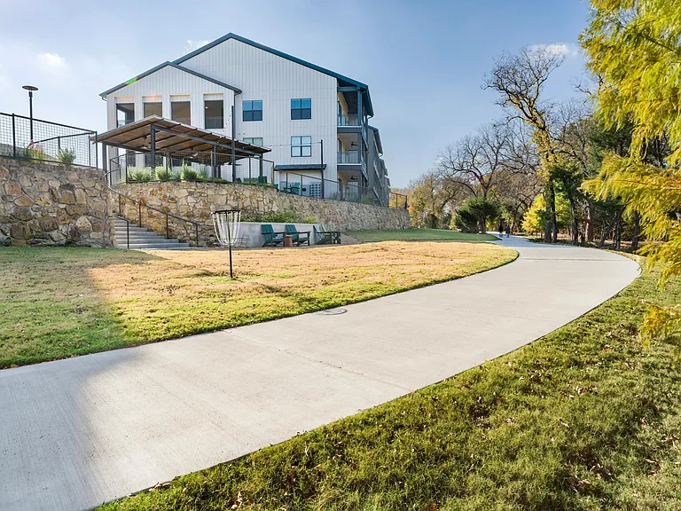 Peaceful green space near Modera McKinney Ridge, offering an easy escape for outdoor relaxation and casual recreation.