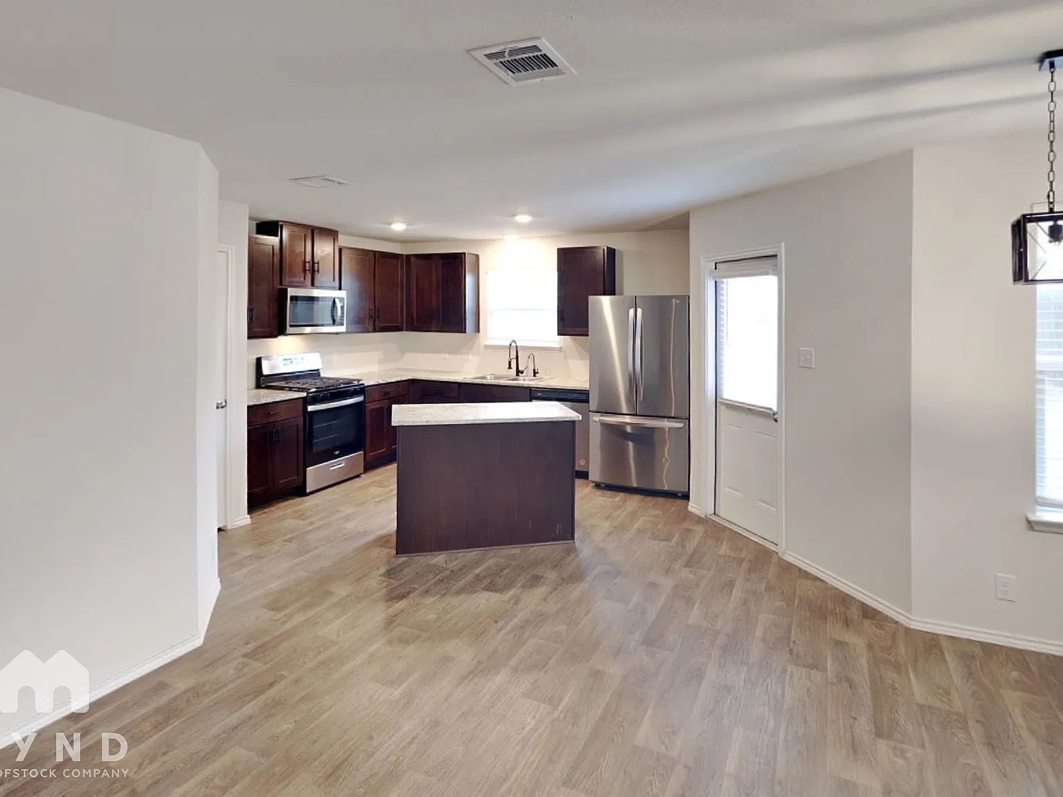 3 bed, 2.0 bath, 1310 sqft, $1,599 — Photo 3