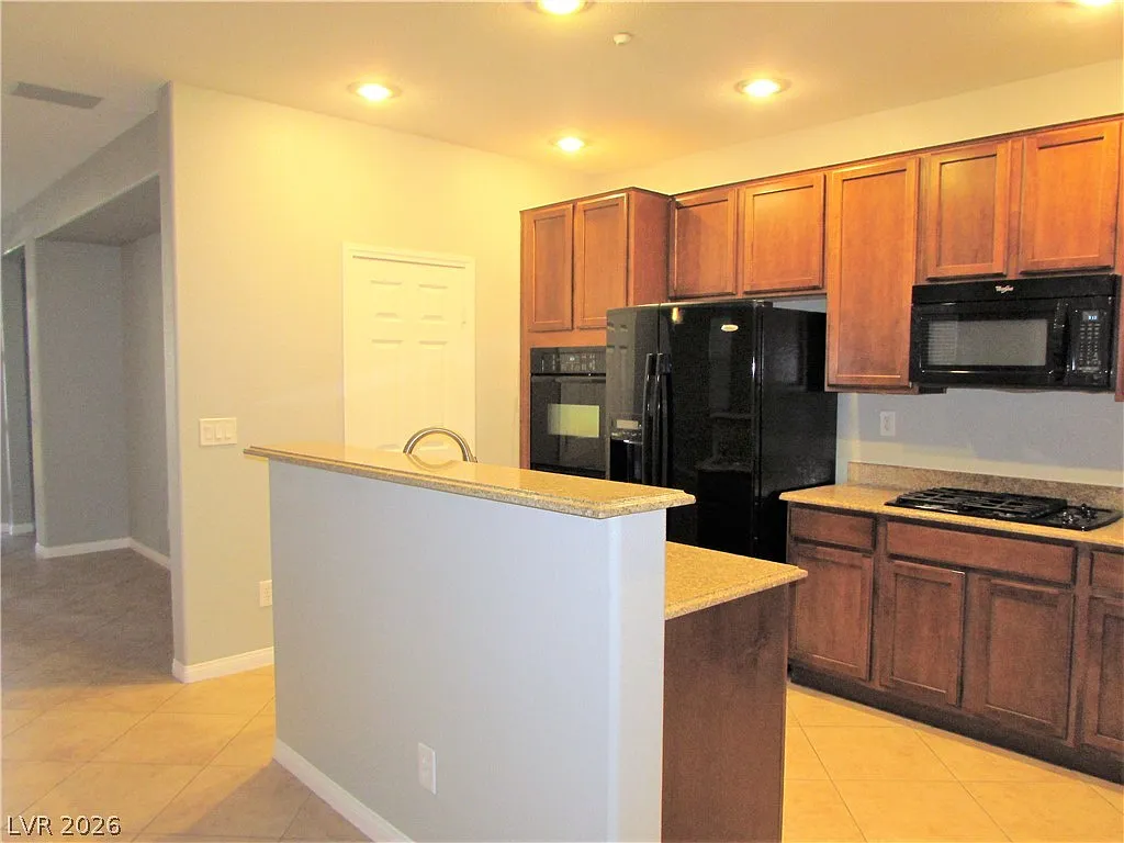 3 bed, 2.5 bath, 1800 sqft, $2,240 — Photo 3