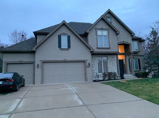 8115 Forest Dr, Parkville, MO 64152