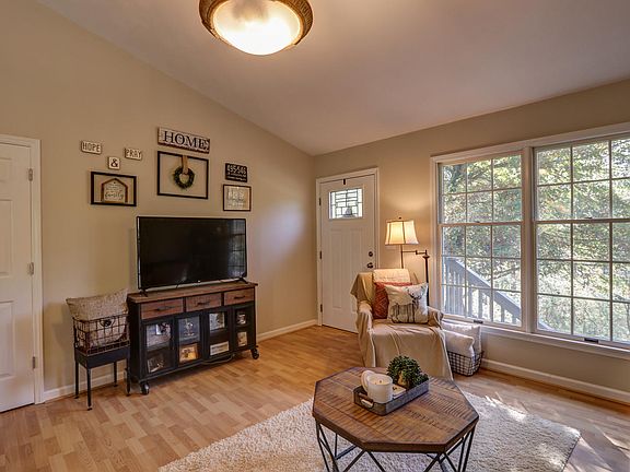 5th image of 140 Oakwood Dr