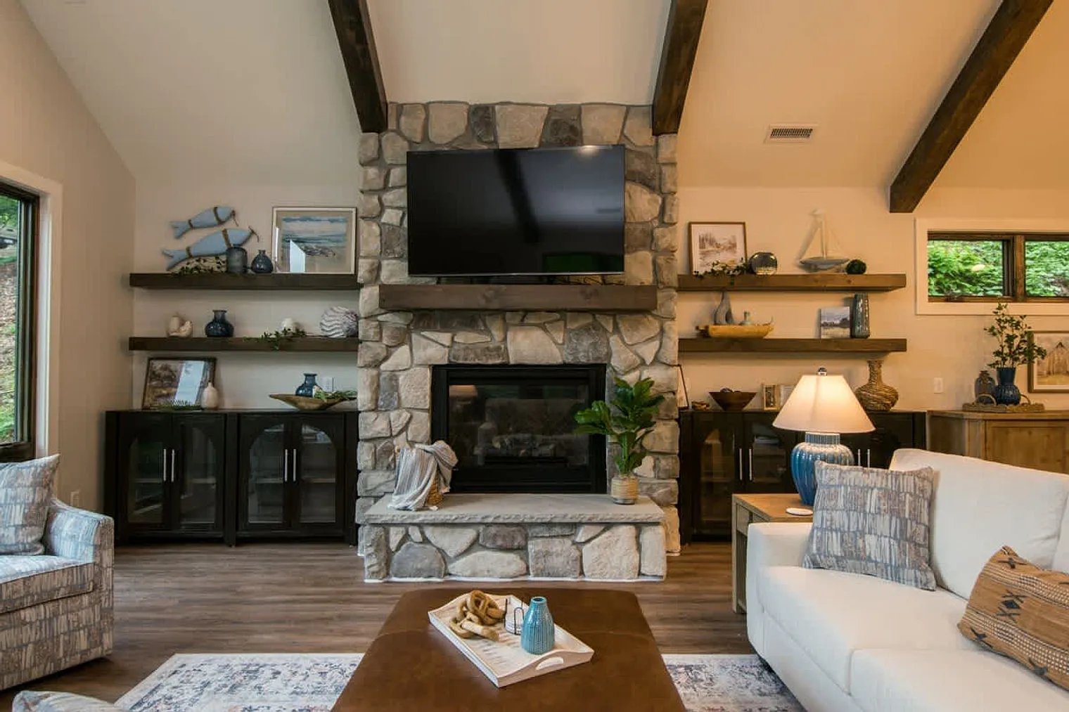 5 bed, 4.0 bath, 3035 sqft, $14,787 — Photo 2