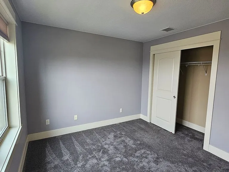 1082 SE Yarrow Ave — Photo 6
