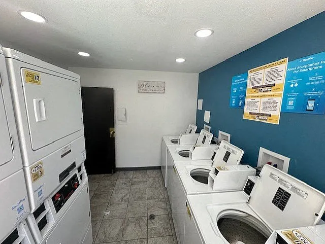 Chateau Woodley Hart Apartments — Photo 9