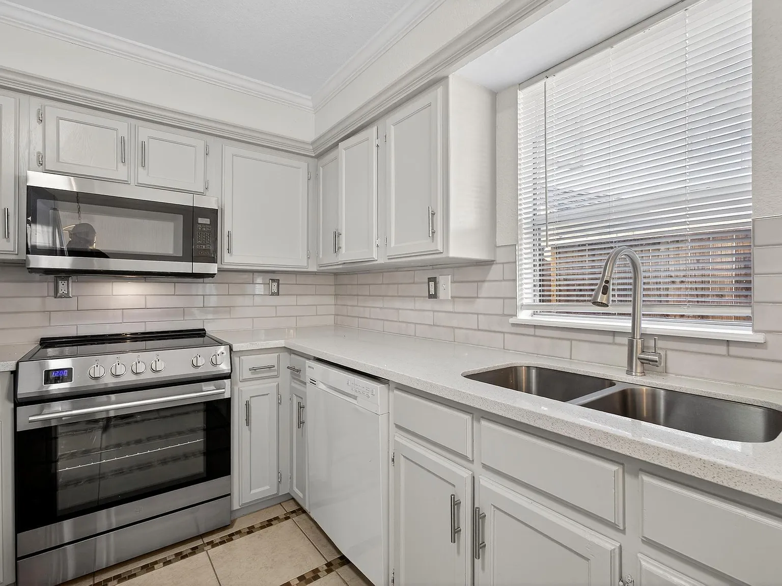 2 bed, 1.5 bath, 1068 sqft, $1,600 — Photo 1