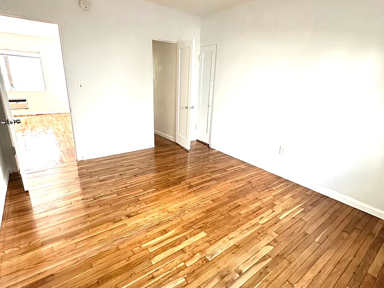 821 W 39th St #6 — Photo 6