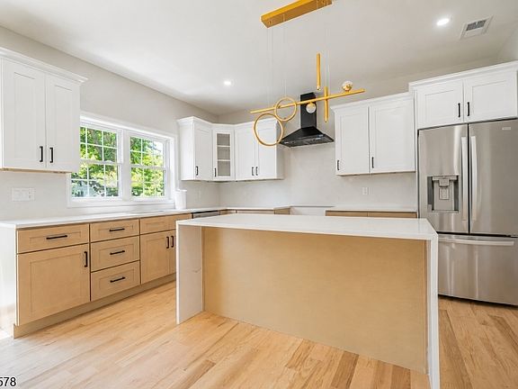 4th image of 584 Plymouth Rd