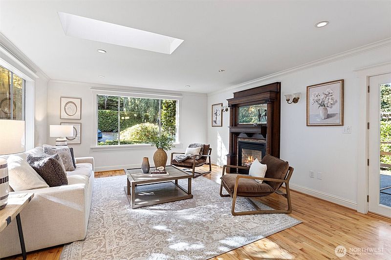 4th image of 8542 32nd Avenue NW