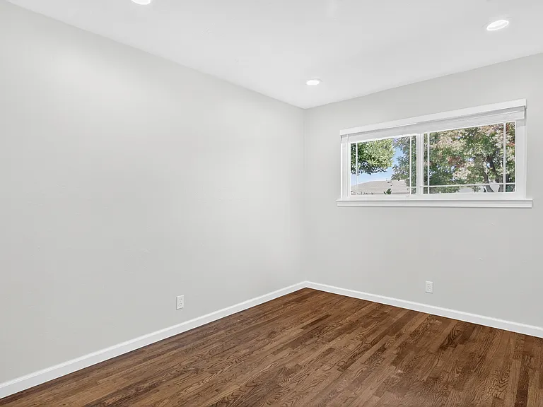 899 Ebbets Dr — Photo 21
