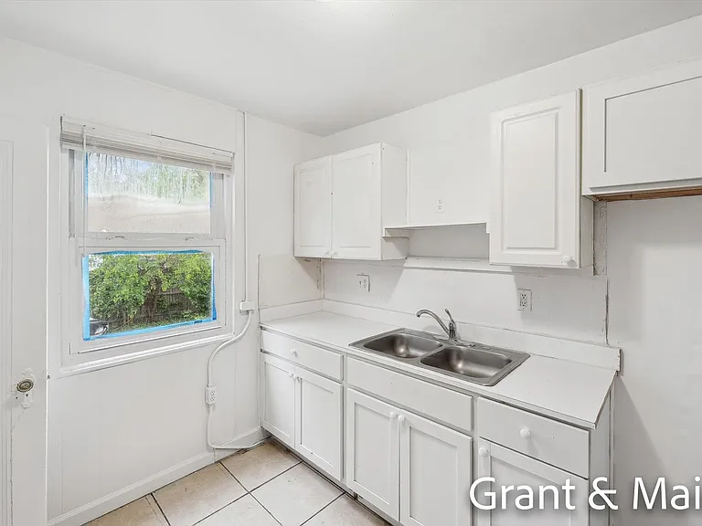19250 Charest St — Photo 9
