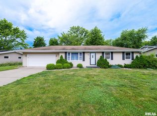 410 Stout Dr, Mackinaw, IL