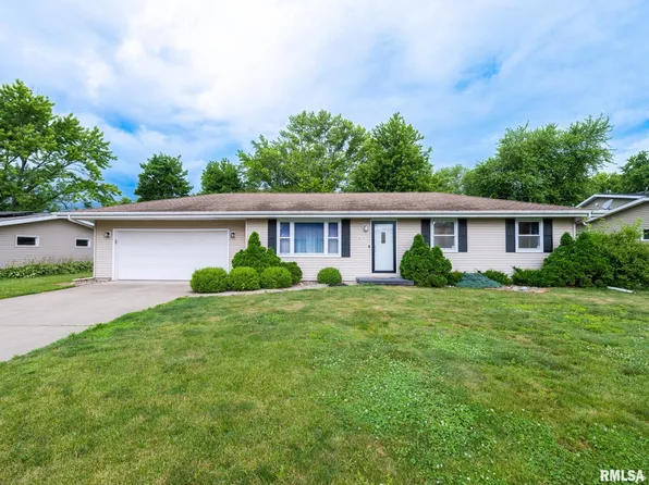 410 Stout Dr, Mackinaw, IL 61755