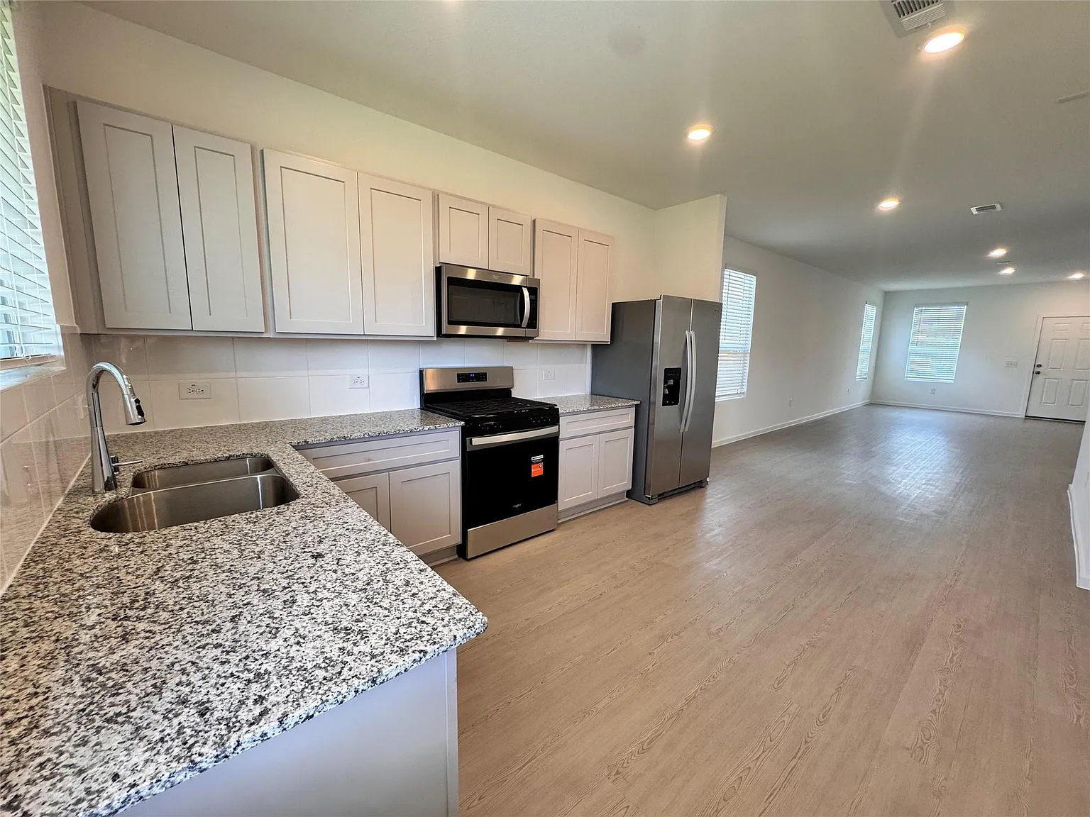 3 bed, 2.0 bath, 1408 sqft, $1,970 — Photo 4