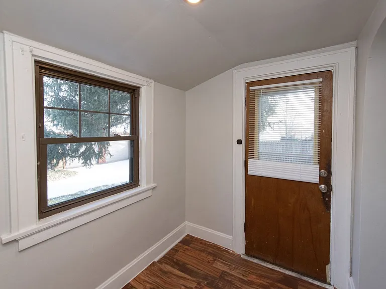 Beautifully updated Tudor style duplex. Upper unit. Large rooms. 2 balconies, private entry. Fenc... — Photo 21
