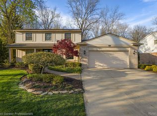 45884 Green Valley Rd, Plymouth, MI 48170