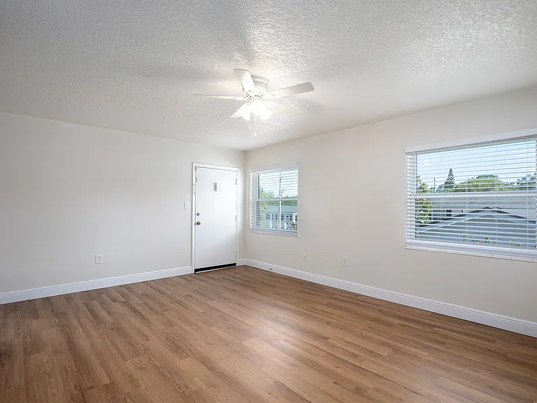 Park Plaza Apartments — Photo 15